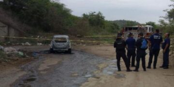 Se incendian vehículo y se presume un cuerpo sin vida en su interior en Mazatlán
