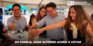 En familia, Juan Alfonso acude a votar