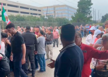 Miles de mexicanos hacen largas filas para emitir su voto desde el extranjero