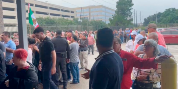 Miles de mexicanos hacen largas filas para emitir su voto desde el extranjero