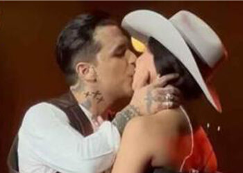 ¡Su Primer beso en público! Christian Nodal y Ángela Aguilar gritan su amor sobre el escenario