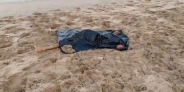 Foráneo que fue “tragado” ayer por el mar, es encontrado sin vida a orillas de la playa del malecón