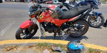 Motociclista resulta con lesiones de gravedad tras chocar contra camioneta al norte de Mazatlán