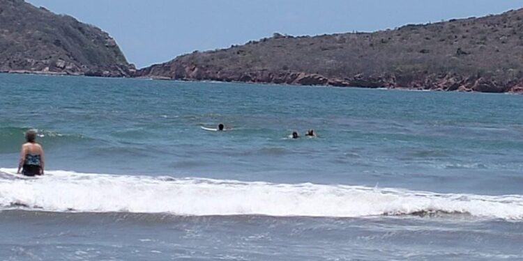 Elementos Salvavidas ponen a salvo a un turista que presentó dificultad para salir del mar