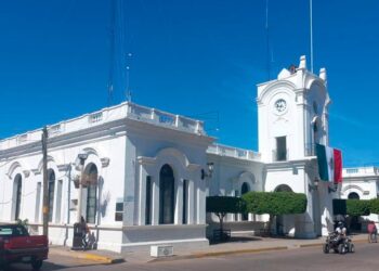 Trabajadores del ayuntamiento de Escuinapa se manifiestan por despido de líder sindical