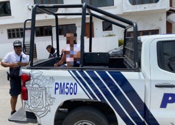 Mujer en estado inconveniente y en zona de riesgo es sacada del mar por Policía Acuática