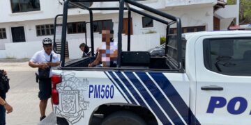 Mujer en estado inconveniente y en zona de riesgo es sacada del mar por Policía Acuática