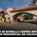 Auto se estrella contra entrada de residencial en Culiacán