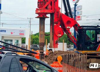 Construcción del paso superior de la Colosio avanza lento; usuarios de transporte público y automovilistas, los más afectados