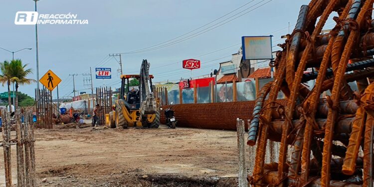 Construcción del paso superior de la Colosio avanza lento; usuarios de transporte público y automovilistas, los más afectados