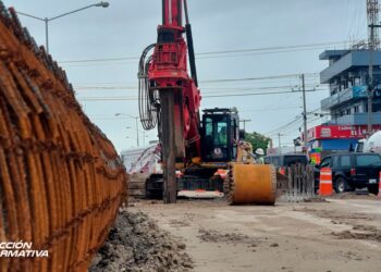 Construcción del paso superior de la Colosio avanza lento; usuarios de transporte público y automovilistas, los más afectados
