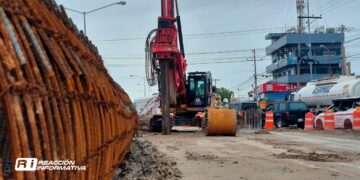 Construcción del paso superior de la Colosio avanza lento; usuarios de transporte público y automovilistas, los más afectados