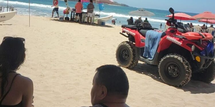 2 menores de edad y 5 adultos son rescatados en playas de Mazatlán