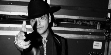 Christian Nodal EXPLOTA contra público por corear el nombre de Cazzu en concierto: “Que no vaya nadie”