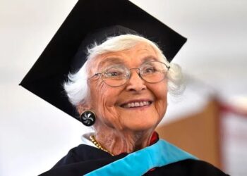 Mujer de 105 años se gradúa de una maestría en Stanford