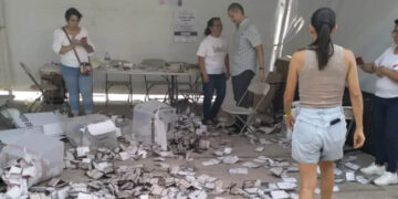 Reportan que sujetos armados destrozaron material electoral en casilla en Querétaro