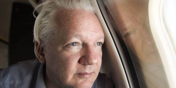Assange será libre cuando Justicia de EU acepte acuerdo; activista sale de Bangkok