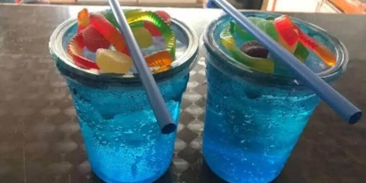 Los ‘azulitos’, la bebida alcohólica de moda que ISSSTE ve como un riesgo a la salud