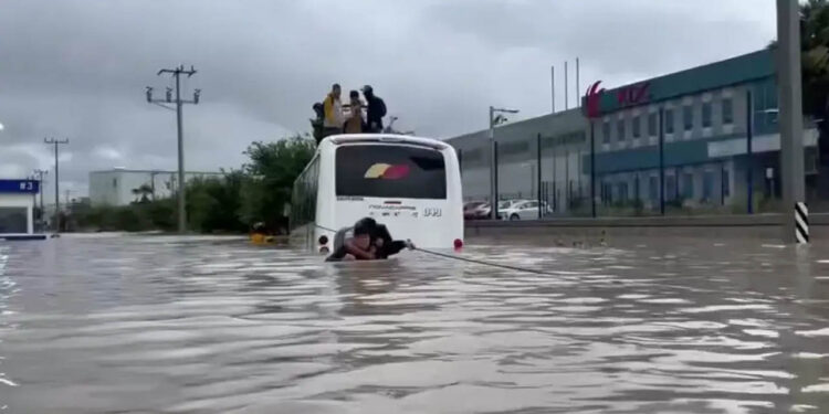 Rescatan a personas de vehículos atrapados por corriente de agua en Coahuila
