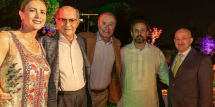 Captan al expresidente Carlos Salinas de Gortari junto a Quirino Ordaz