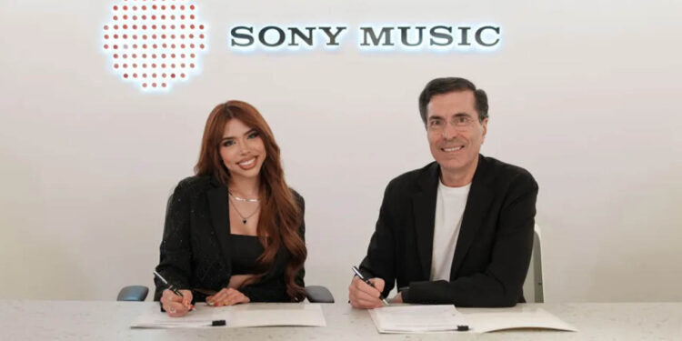 Influencer y cantante Yeri Mua firma contrato con Sony Music México