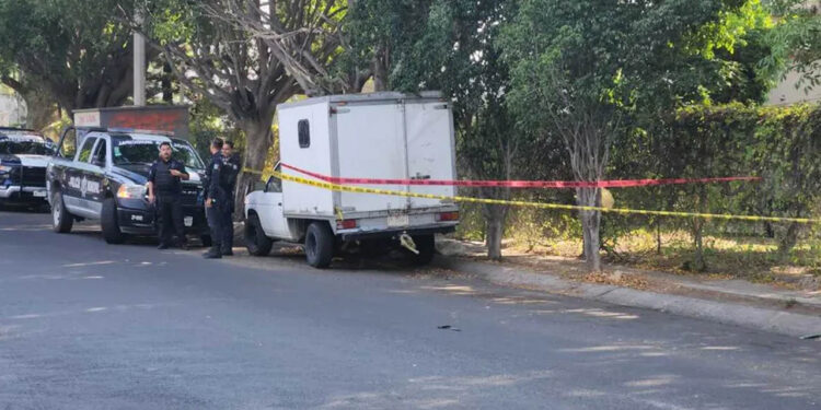 Localizan a hombre muerto en plena banqueta en Zapopan