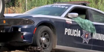 Mujer Roba Patrulla con Todo y Detenido en Tijuana