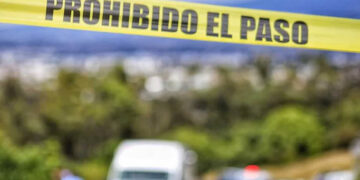 Policías realizan tiros al aire para disuadir a manifestantes en casilla de Oaxaca