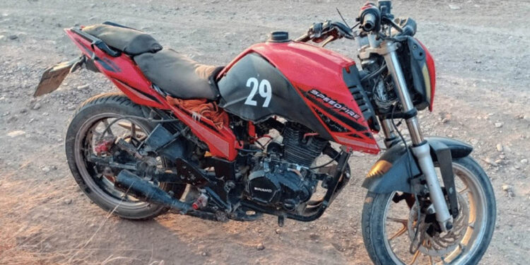 Recupera Policía de Investigación motocicleta robada sobre una brecha