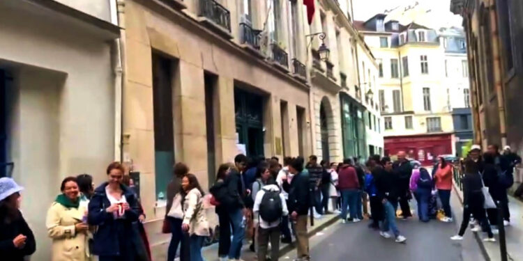 Mexicanos votan en el extranjero y cantan ‘Cielito Lindo’: Largas filas en Madrid, Nueva York y París