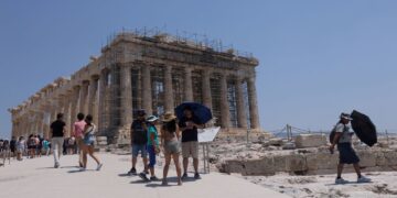 Grecia cierra escuelas y la Acrópolis de Atenas por una ola de calor con hasta 43 grados