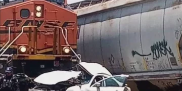 Madre y su Hijo de 3 Años Mueren Embestidos por el Tren en Anáhuac, Nuevo León