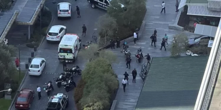 Atacan a balazos a dos hombres en una plaza comercial de Zapopan