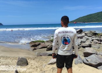 Turistas de Chihuahua son rescatados de ahogarse en la playa