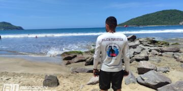 Turistas de Chihuahua son rescatados de ahogarse en la playa