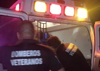 Dos jóvenes en moto resultan lesionados al chocar con otro motociclista, cerca de Santa Fe