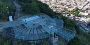 Niño de dos años cae desde mirador de cristal en Atlixco, Puebla