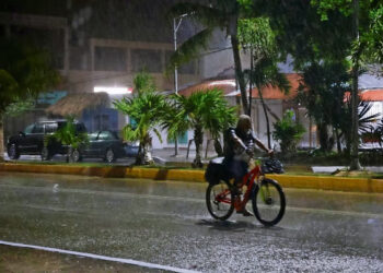 Huracán Beryl se debilita a categoría 1 sobre México, pero mantiene peligrosidad