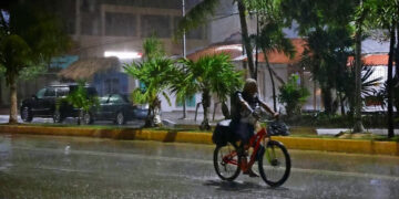 Huracán Beryl se debilita a categoría 1 sobre México, pero mantiene peligrosidad
