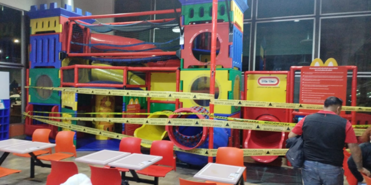 Colapsa estructura de juegos de McDonald’s en la alcaldía Benito Juárez y deja a siete niños heridos