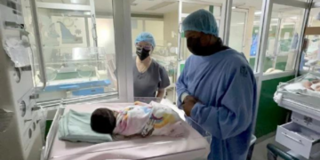 Médicos del IMSS en Ensenada salvan la vida de una bebé que fue apuñalada por su madre