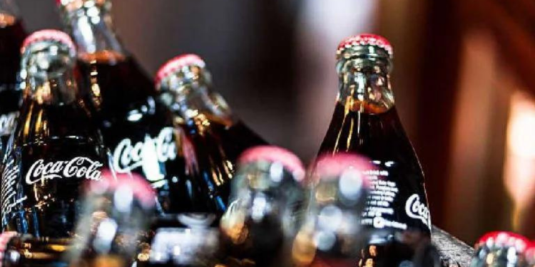 Resultados de Coca-Cola en segundo trimestre superan expectativas y la empresa eleva sus previsiones para 2024
