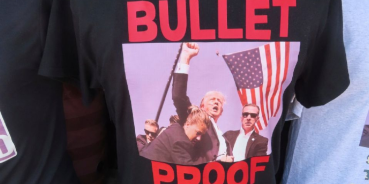 Playeras, tenis y fan art: merch del atentado contra Donald Trump inunda las redes sociales