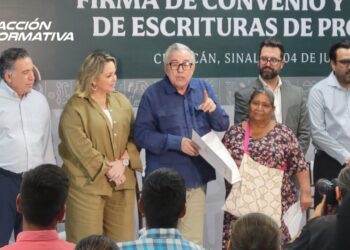 50 familias de Culiacán reciben títulos de propiedad