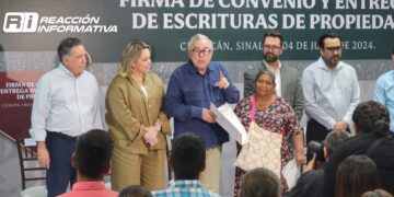 50 familias de Culiacán reciben títulos de propiedad