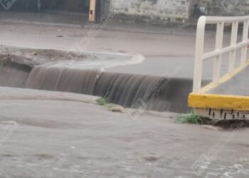 Carros varados y canales al 75% de su capacidad tras fuertes lluvias en Culiacán: PC