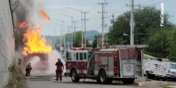 Camión con cilindros de gas se incendia por la Costerita en Culiacán