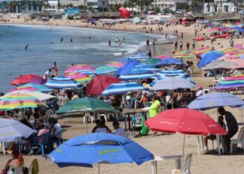 Ventas estables para vendedores de playa en Mazatlán
