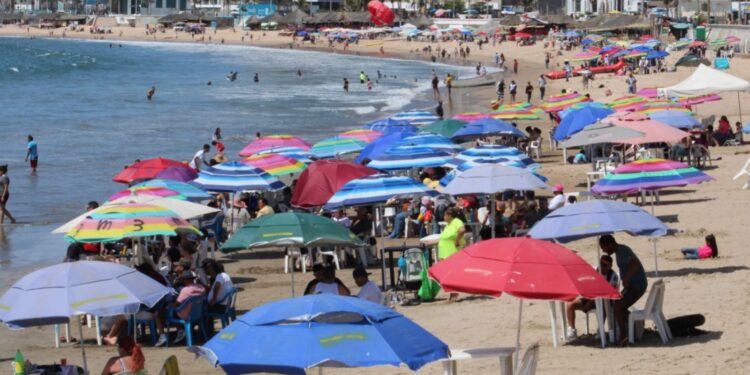 Ventas estables para vendedores de playa en Mazatlán