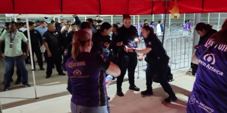 Diecisiete personas son detenidas tras implementarse operativo de prevención y seguridad en el Estadio el Encanto